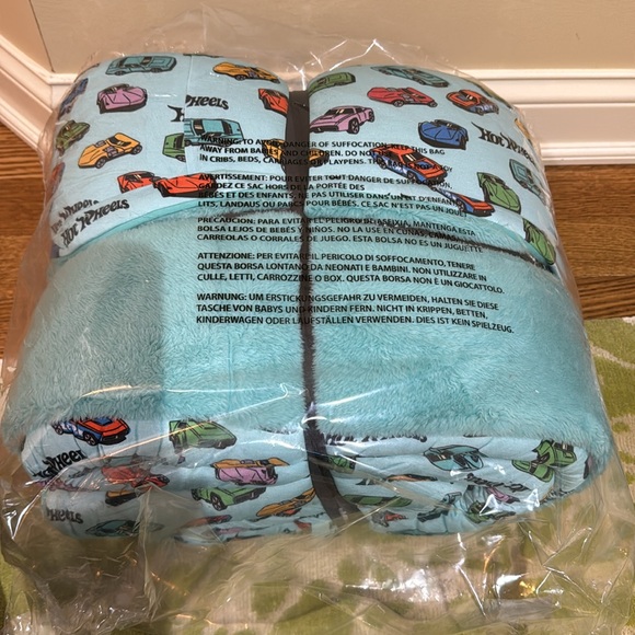 New with tags - Posh Peanut -  Retro Hot Wheels™ Grand Luxe Plush Patoo® Blanket - Picture 8 of 10